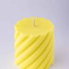 Bougie moulée colonne torsadée senteur secret de fleur couleur jaune Bougie moulée colonne torsadée senteur secret de fleur couleur jaune