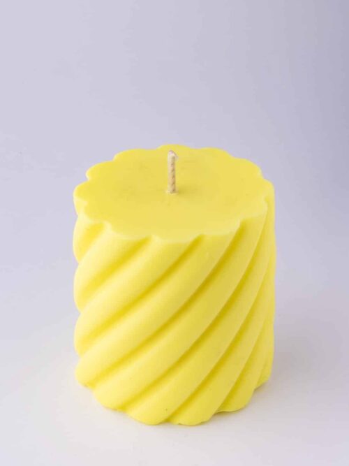 Bougie moulée colonne torsadée senteur secret de fleur couleur jaune Bougie moulée colonne torsadée senteur secret de fleur couleur jaune