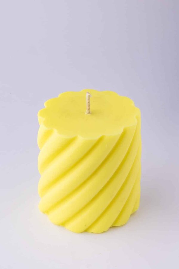 Bougie moulée colonne torsadée senteur secret de fleur couleur jaune