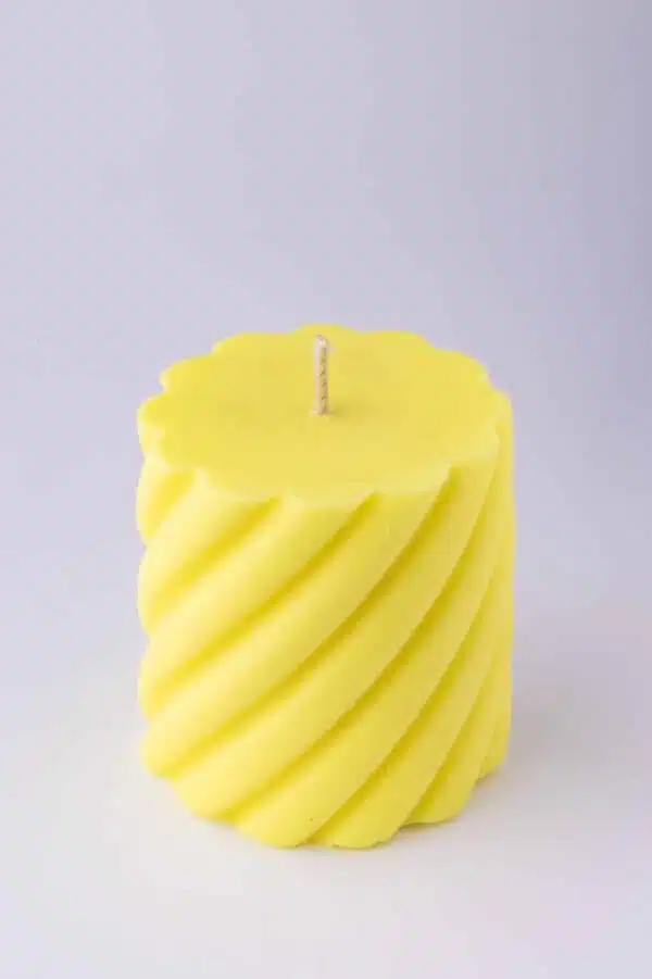 Bougie moulée colonne torsadée senteur secret de fleur couleur jaune Bougie moulée colonne torsadée senteur secret de fleur couleur jaune