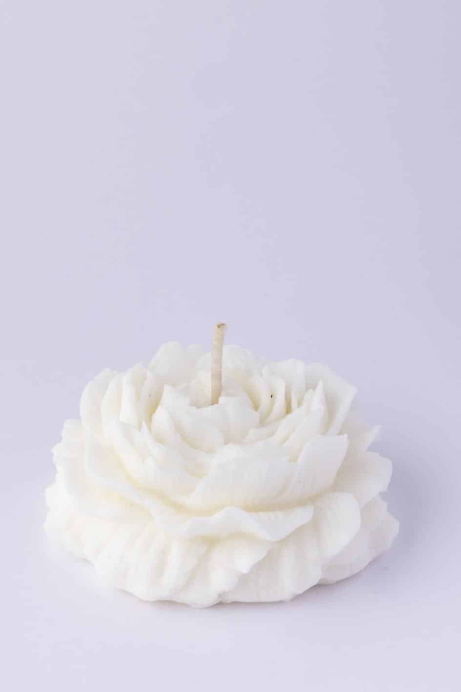 Bougie moulée fleur sans parfum couleur blanche