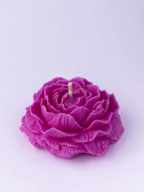 Bougie moulée fleur senteur élixir boisé couleur rose Bougie moulée fleur senteur élixir boisé couleur rose