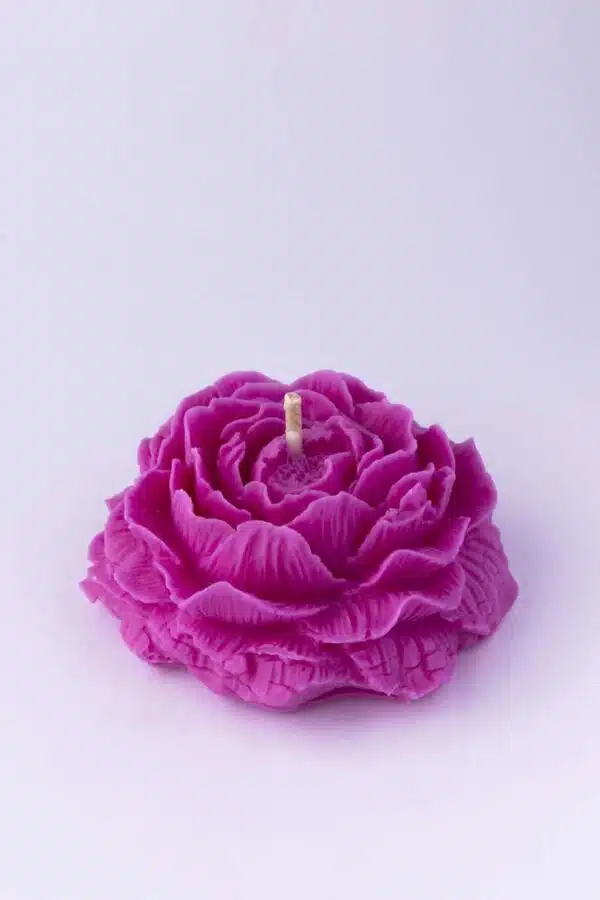 Bougie moulée fleur senteur élixir boisé couleur rose Bougie moulée fleur senteur élixir boisé couleur rose