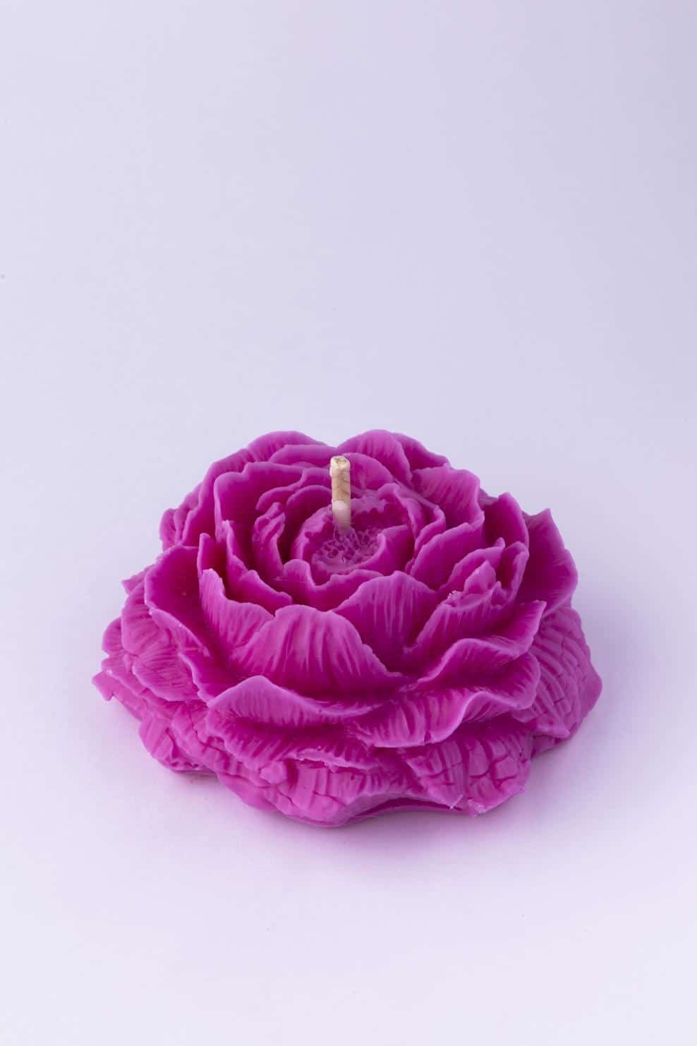 Bougie moulée fleur senteur élixir boisé couleur rose