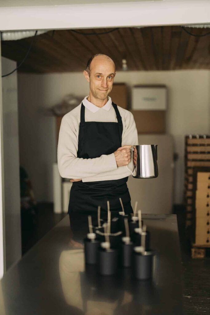 Serge Narbaïs, artisan créateur de bougies, dans son atelier du Lot-et-Garonne