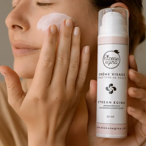 creme-visage-etxean-egina-application Crème visage tout type de peaux Etxean Egina – Vibration Lumineuse. Soin hydratant naturel et artisanal, idéal pour nourrir et protéger la peau au quotidien. Texture légère et non grasse adaptée à toutes les peaux.