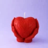 Bougie Cœur entre les Mains – Le vrai Amour Bougie moulée cœur rouge tenu entre deux mains en cire végétale, symbole de l’amour passionnel, inconditionnel et universel