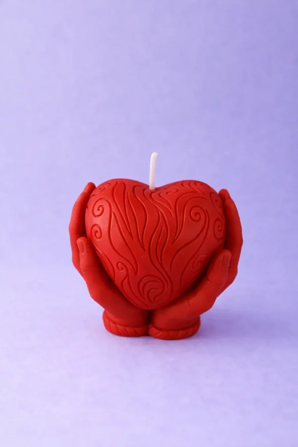 Bougie Cœur entre les Mains – Le vrai Amour Bougie moulée cœur rouge tenu entre deux mains en cire végétale, symbole de l’amour passionnel, inconditionnel et universel