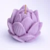 Bougie Lotus Violette – Élévation & Douce Lueur Bougie lotus violette moulée en cire végétale, senteur douce lueur, symbole d’élévation spirituelle et d’apaisement