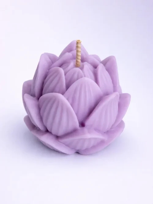 Bougie Lotus Violette – Élévation & Douce Lueur Bougie lotus violette moulée en cire végétale, senteur douce lueur, symbole d’élévation spirituelle et d’apaisement