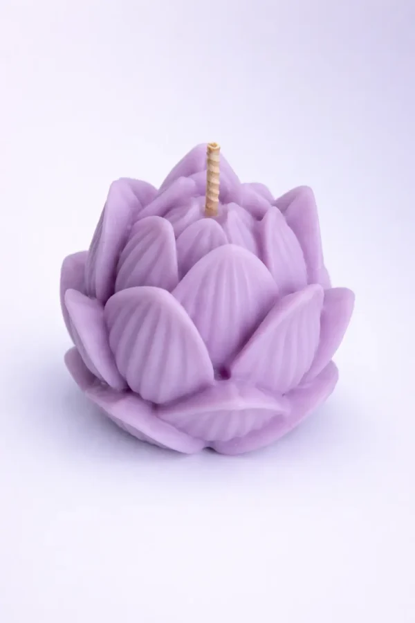 Bougie Lotus Violette – Élévation & Douce Lueur Bougie lotus violette moulée en cire végétale, senteur douce lueur, symbole d’élévation spirituelle et d’apaisement
