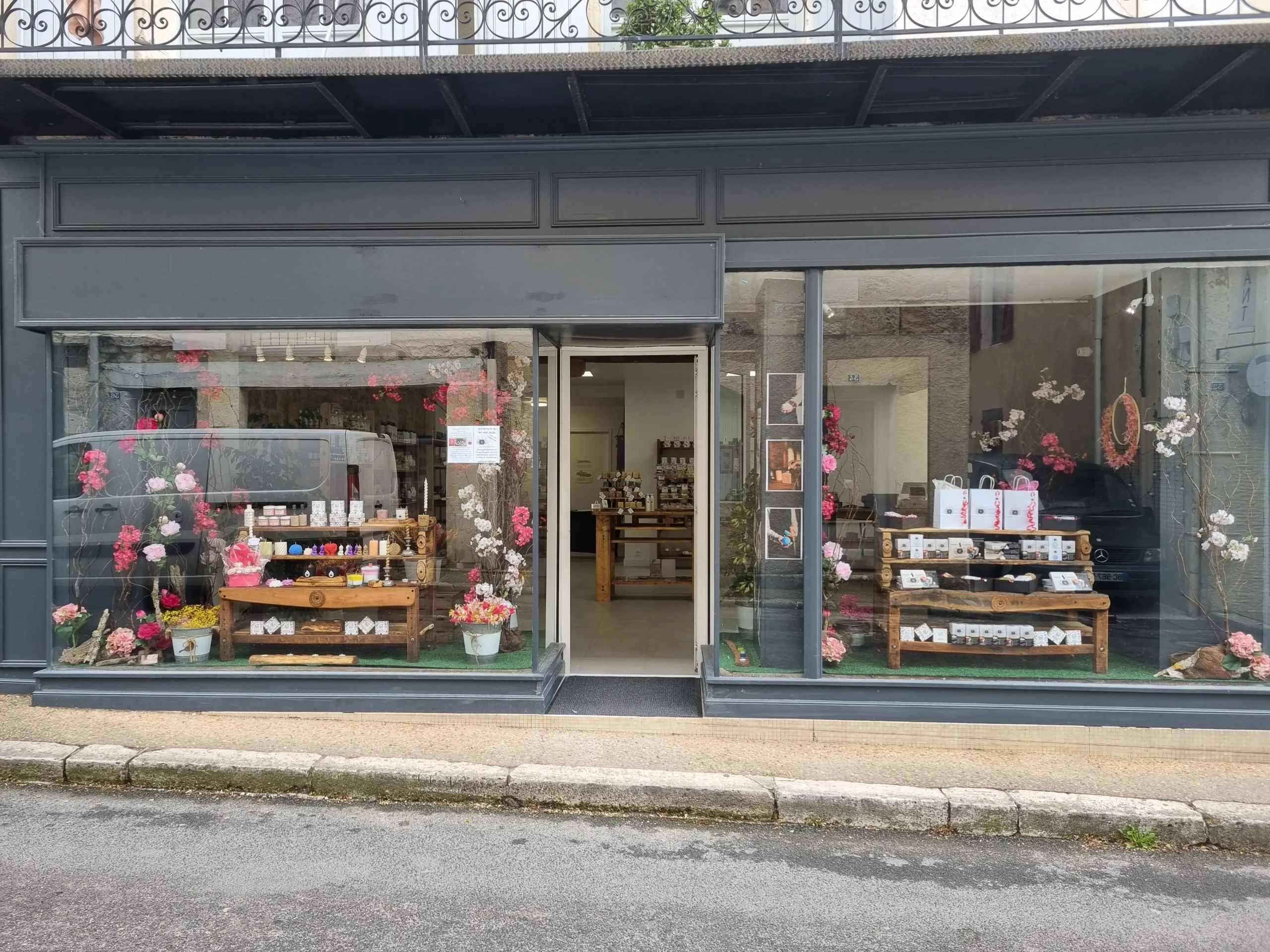 Devanture de la boutique artisanale Vibration Lumineuse à Villeréal, avec bougies et créations locales