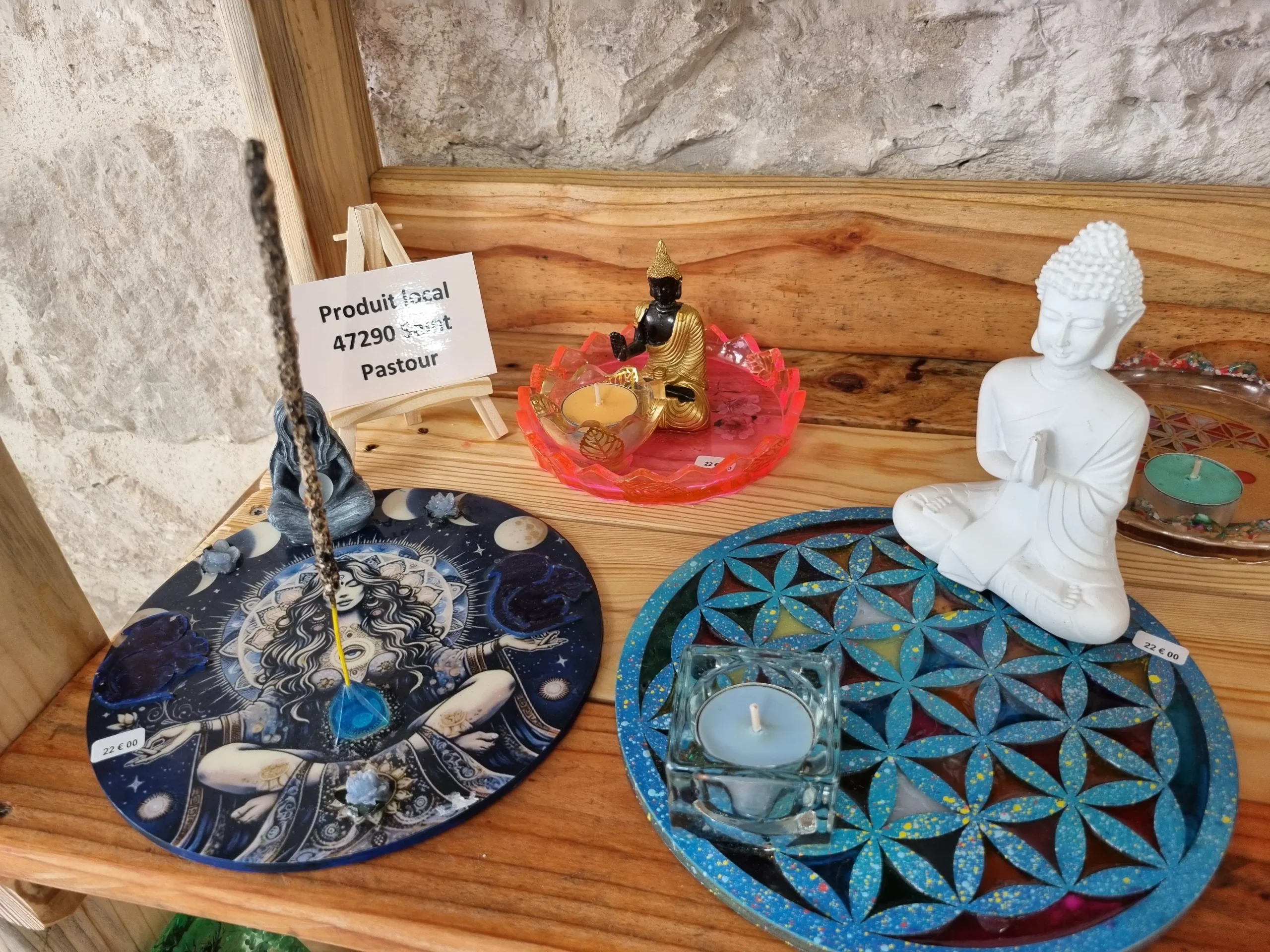 Vibration Lumineuse ouvre sa boutique artisanale au cœur de Villeréal 8 Objets symboliques bouddha, fleur de vie et mandala
